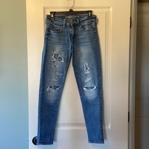 Ladies American Eagle Super Stretch ripped jegging - size 6 regular